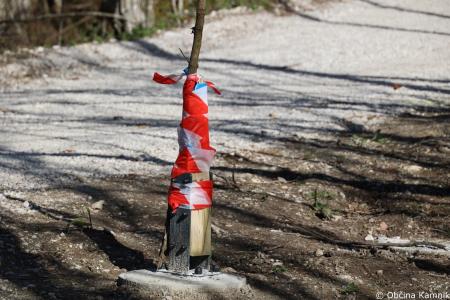 Načrtno in predrzno uničevanje opreme na novi kolesarski povezavi Kamnik–Godič (15)